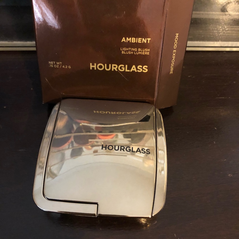 Hourglass blush swatch never used
